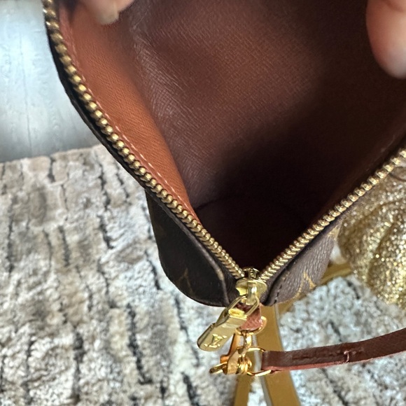 Louis Vuitton Monogram
Mini Papillon Handbag - Picture 6 of 13